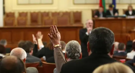 497 сътрудници, наследници на политици, съветват 240 депутати